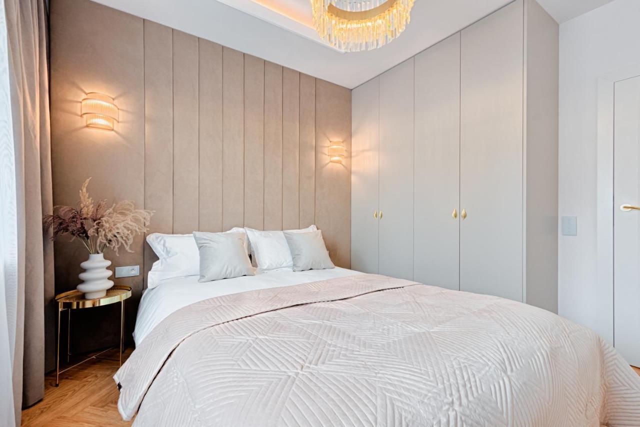 Wyjatkowy Taupe W Centrum Lodzi Apartment